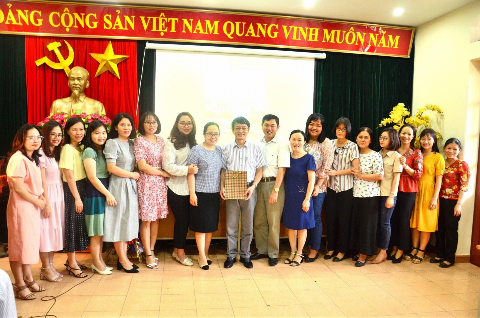 Các thầy cô tổ Ngoại ngữ chúc mừng thầy Tô Xuân Hải